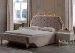 Casa Padrino Luxus Barock Schlafzimmer Set Rosa / Creme / Gold - 1 Barock Doppelbett mit Kopfteil & 2 Barock Nachtkommoden - Luxus Schlafzimmer Möbel im Barockstil - Barock Interior