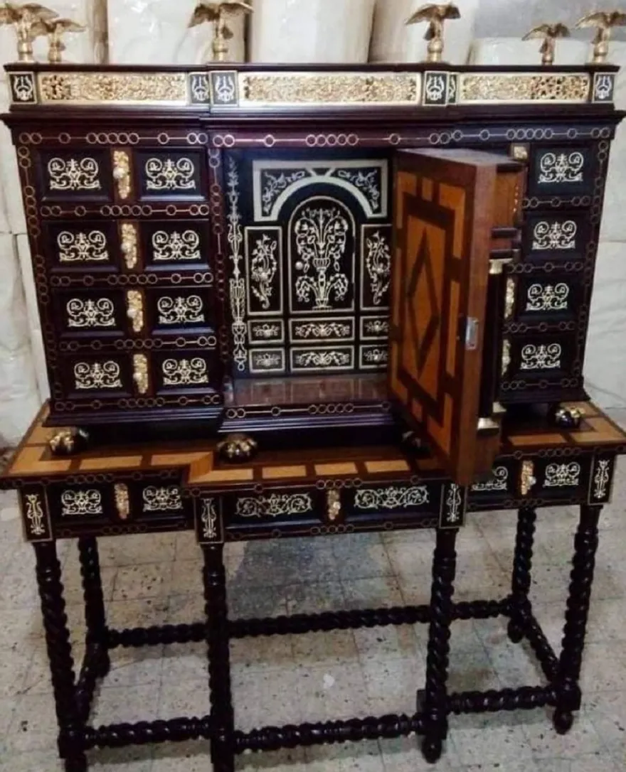 Casa Padrino Luxus Barock Sekretär Dunkelbraun / Braun Intarsien / Schwarz / Gold - Handgefertigter Antik Stil Massivholz Sekretär mit Türen und Schubladen - Barock Büromöbel - Edel & Prunkvoll