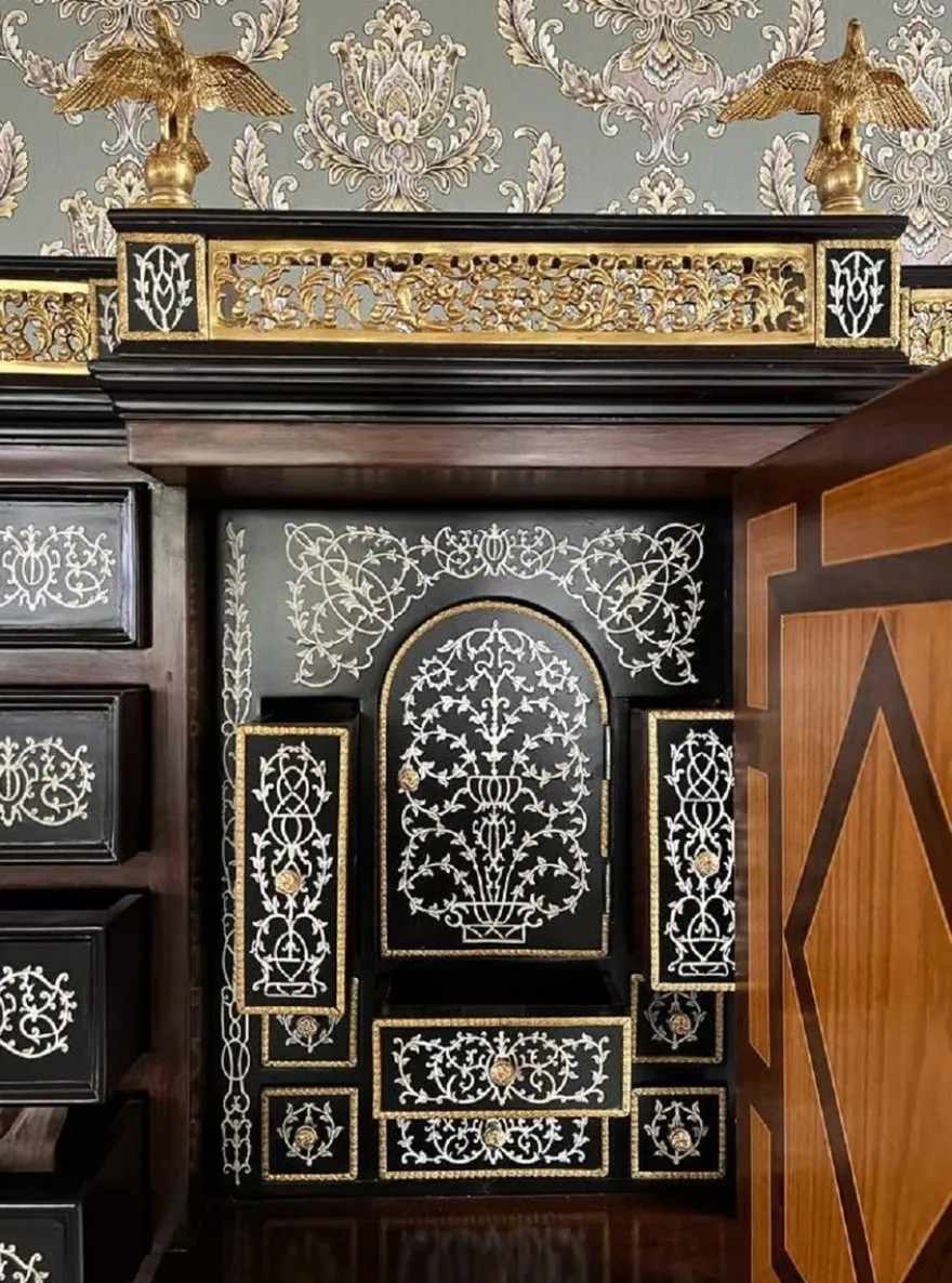 Casa Padrino Luxus Barock Sekretär Schwarz / Braun / Gold - Handgefertigter Antik Stil Massivholz Sekretär mit Türen und Schubladen - Barock Büromöbel - Barock Möbel - Edel & Prunkvoll