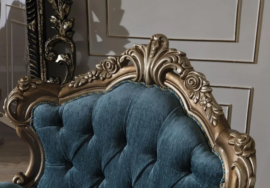 Casa Padrino Luxus Barock Sessel Blau / Gold 97 x 90 x H. 115 cm - Wohnzimmer Sessel mit elegantem Muster und dekorativem Kissen - Barock Wohnzimmer Möbel
