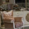 Casa Padrino Luxus Barock Sessel Rosa / Lila / Weiß / Beige 102 x 73 x H. 106 cm - Wohnzimmer Sessel mit elegantem Muster und dekorativem Kissen - Barock Möbel