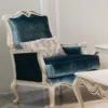 Casa Padrino Luxus Barock Sessel Blau / Weiß 76 x 67 x H. 103 cm - Wohnzimmer Sessel mit dekorativem Kissen - Wohnzimmer Möbel im Barockstil