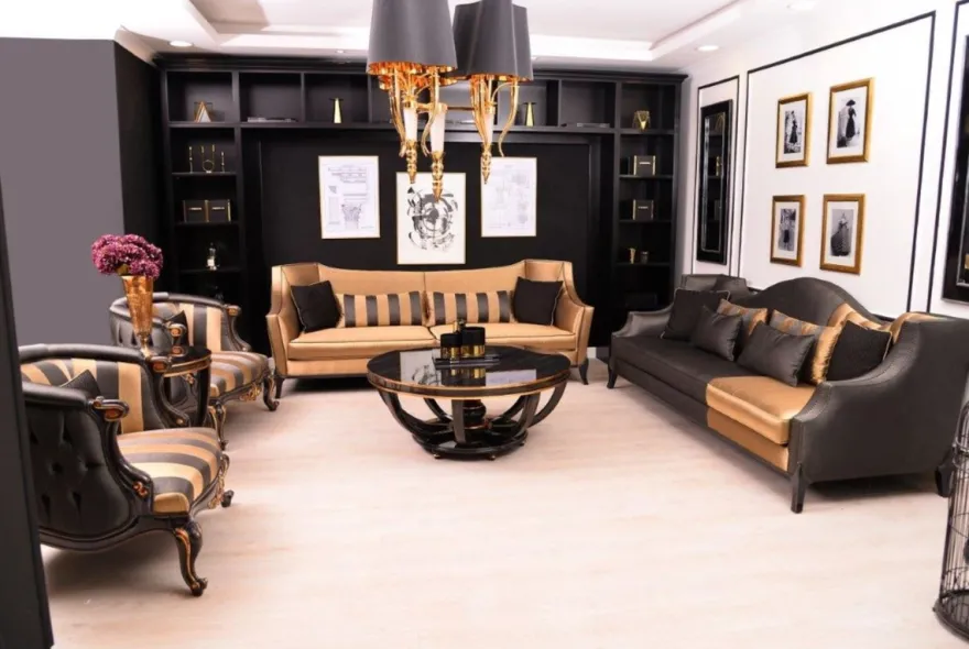 Casa Padrino Luxus Barock Sessel Schwarz / Gold 85 x 85 x H. 85 cm - Wohnzimmer Sessel mit Streifen - Prunkvolle Barock Wohnzimmer Möbel