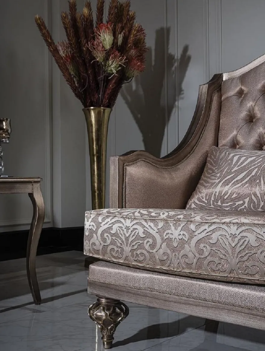 Casa Padrino Luxus Barock Sessel Rosa / Silber - Handgefertigter Barockstil Sessel mit elegantem Muster und dekorativem Kissen - Prunkvolle Barock Wohnzimmer Möbel