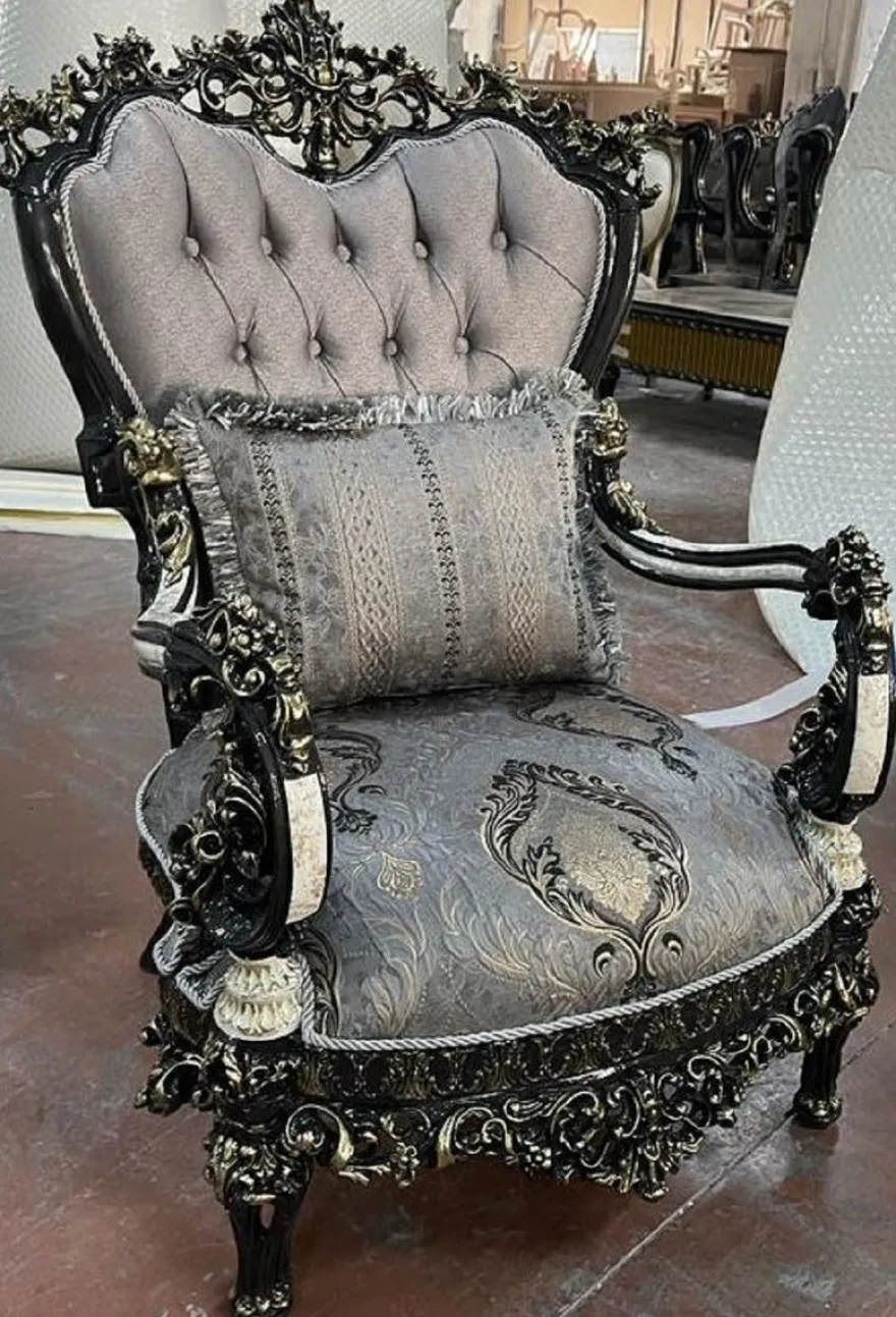 Casa Padrino Luxus Barock Sessel Silber / Weiß / Schwarz / Gold - Prunkvoller Wohnzimmer Sessel - Barockstil Wohnzimmer Möbel - Luxus Möbel im Barockstil - Barock Möbel - Barock Einrichtung