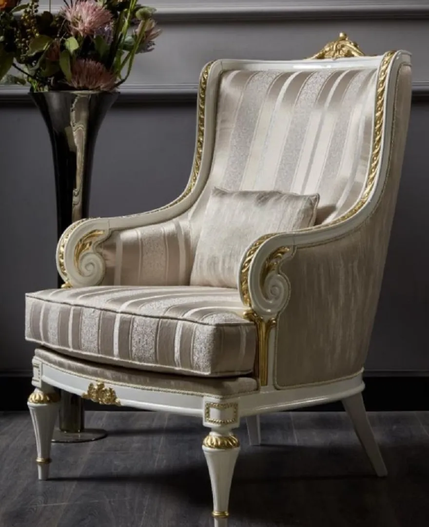 Casa Padrino Luxus Barock Sessel Gold / Weiß / Gold - Prunkvoller Wohnzimmer Sessel mit Streifen - Barockstil Wohnzimmer Möbel - Luxus Möbel im Barockstil - Barock Einrichtung - Edel & Prunkvoll