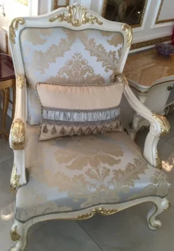 Casa Padrino Luxus Barock Sessel Hellblau / Weiß / Gold - Prunkvoller Wohnzimmer Sessel mit elegantem Muster - Barock Wohnzimmer Möbel