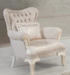Casa Padrino Luxus Barock Sessel Hellrosa / Weiß / Gold 83 x 96 x H. 102 cm - Wohnzimmer Sessel mit dekorativem Kissen - Barockstil Möbel