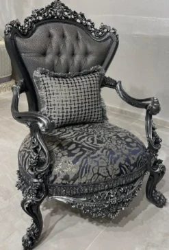 Casa Padrino Luxus Barock Sessel Grau / Silber - Prunkvoller Wohnzimmer Sessel - Barockstil Wohnzimmer Möbel - Luxus Möbel im Barockstil - Barock Einrichtung - Edel & Prunkvoll