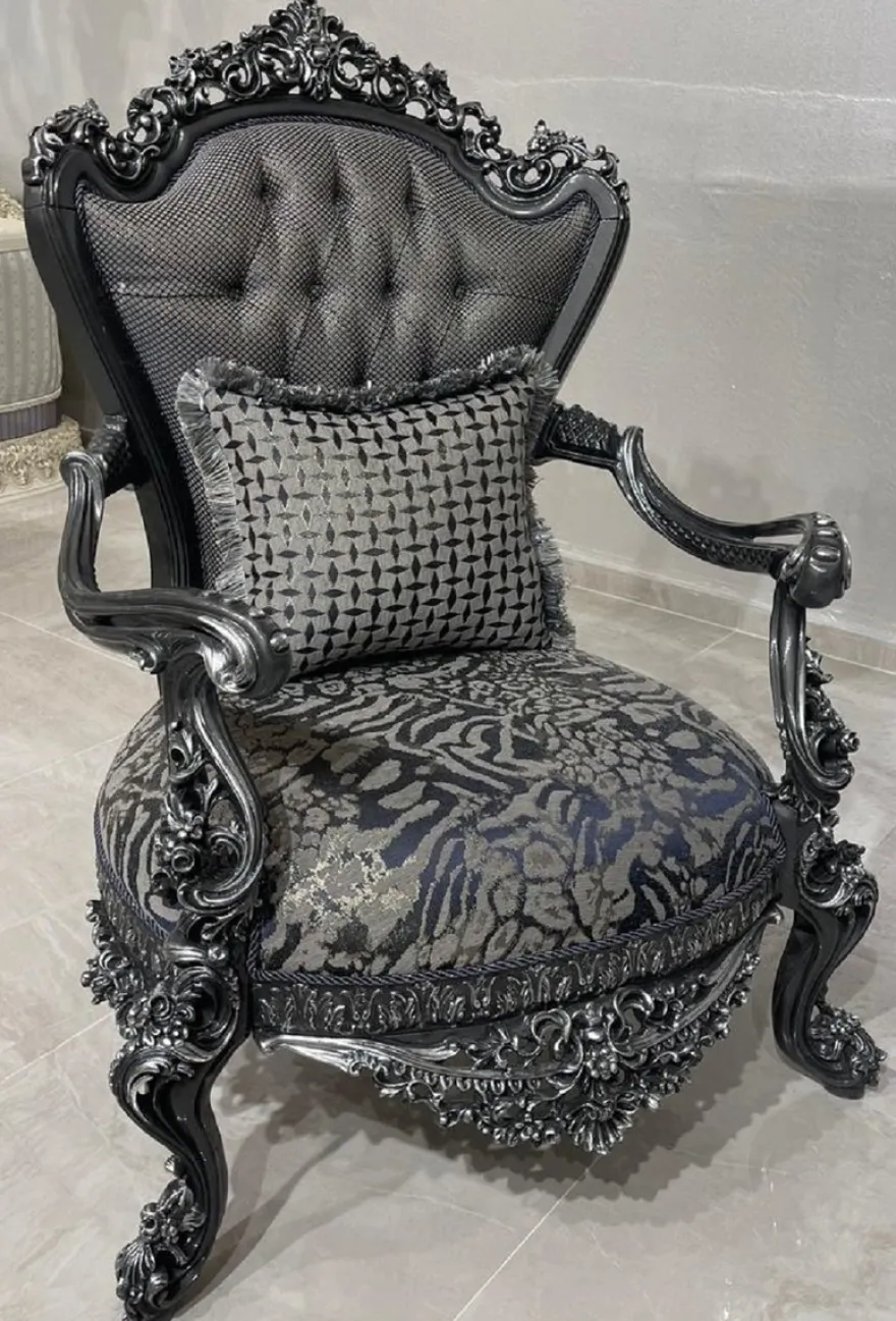 Casa Padrino Luxus Barock Sessel Grau / Silber - Prunkvoller Wohnzimmer Sessel - Barockstil Wohnzimmer Möbel - Luxus Möbel im Barockstil - Barock Einrichtung - Edel & Prunkvoll