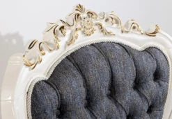 Casa Padrino Luxus Barock Sessel Blau / Weiß / Gold - Prunkvoller Wohnzimmer Sessel mit elegantem Muster - Luxus Wohnzimmer Möbel im Barockstil - Barock Möbel - Barock Einrichtung
