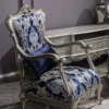 Casa Padrino Luxus Barock Sessel Blau / Silber 75 x 70 x H. 117 cm - Wohnzimmer Sessel mit elegantem Muster und dekorativem Kissen - Barock Möbel