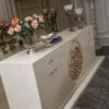 Casa Padrino Luxus Barock Sideboard mit Spiegel Weiß / Beige - Massivholz Schrank mit elegantem Wandspiegel - Edel & Prunkvoll