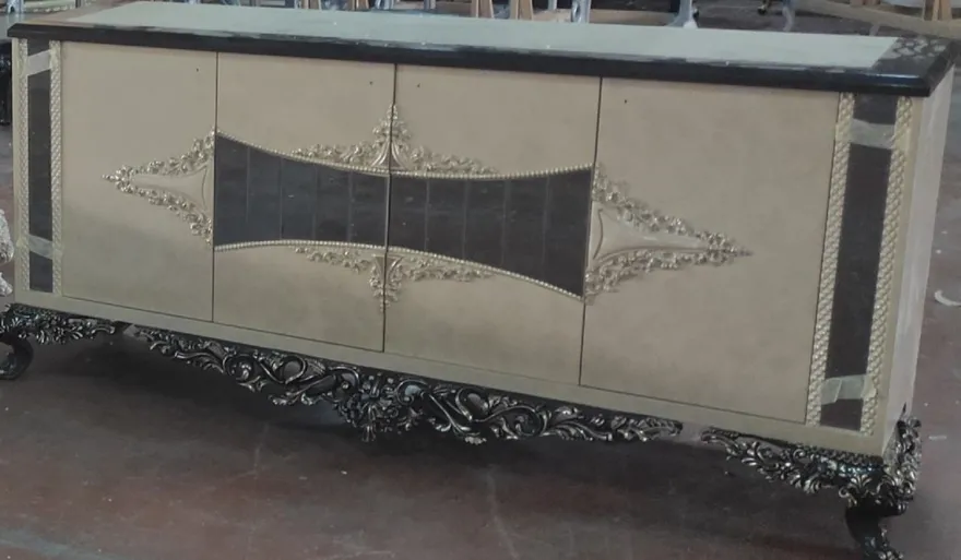 Casa Padrino Luxus Barock Sideboard Creme / Silber / Grau / Gold - Barockstil Massivholz Schrank mit 4 Türen - Luxus Möbel im Barockstil - Barock Möbel - Edel & Prunkvoll