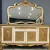 Casa Padrino Luxus Barock Sideboard mit Spiegel Weiß / Gold - Luxus Möbel Möbel im Barockstil - Barock Möbel - Barock Einrichtung - Edel & Prunkvoll
