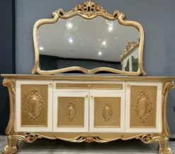 Casa Padrino Luxus Barock Sideboard mit Spiegel Weiß / Gold - Luxus Möbel Möbel im Barockstil - Barock Möbel - Barock Einrichtung - Edel & Prunkvoll