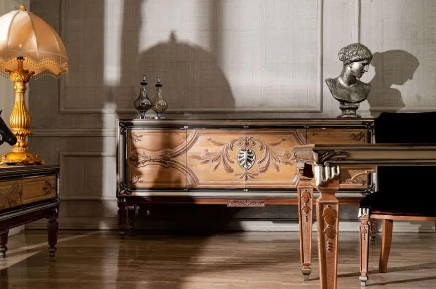 Casa Padrino Luxus Barock Sideboard mit 4 Türen Naturfarben / Beige / Braun / Silber - Edler Massivholz Schrank im Barockstil - Barock Möbel