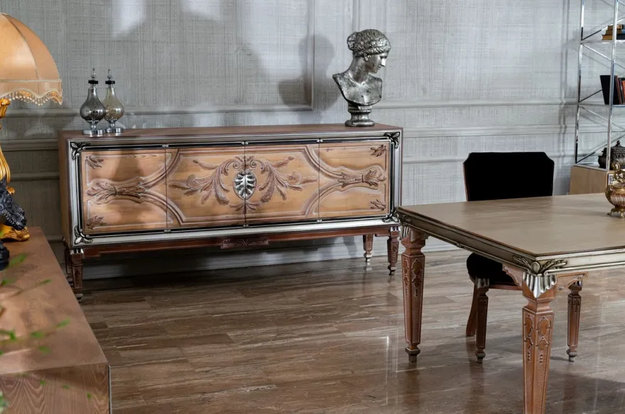 Casa Padrino Luxus Barock Sideboard mit 4 Türen Naturfarben / Beige / Braun / Silber - Edler Massivholz Schrank im Barockstil - Barock Möbel