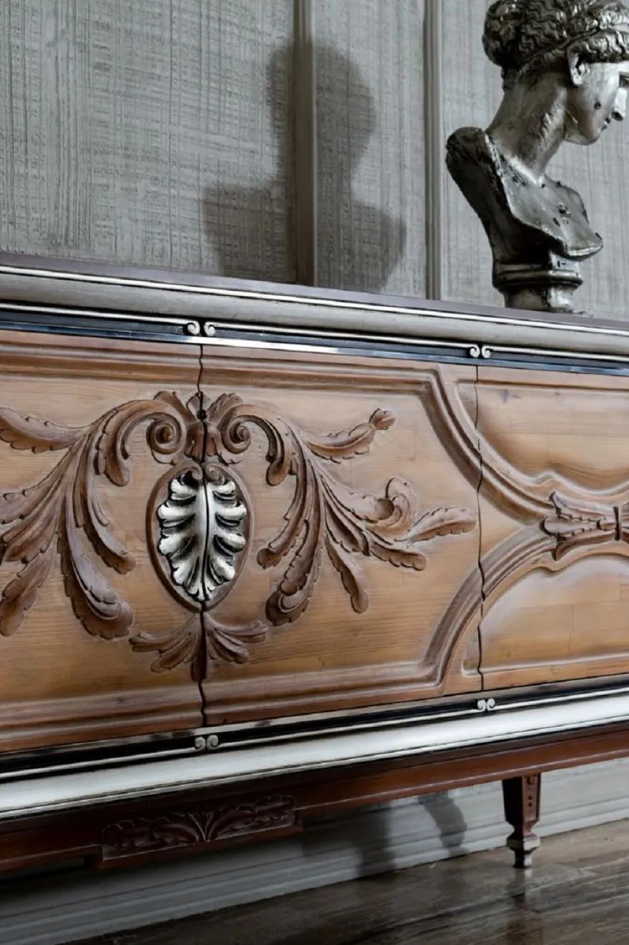 Casa Padrino Luxus Barock Sideboard mit 4 Türen Naturfarben / Beige / Braun / Silber - Edler Massivholz Schrank im Barockstil - Barock Möbel