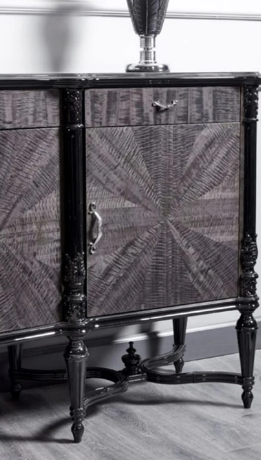 Casa Padrino Luxus Barock Sideboard Grau / Schwarz - Prunkvoller Massivholz Schrank mit 4 Türen und 3 Schubladen - Luxus Möbel im Barockstil - Barock Möbel - Barock Einrichtung - Edel & Prunkvoll