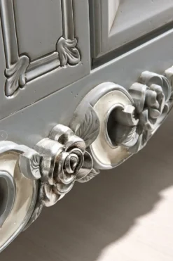 Casa Padrino Luxus Barock Sideboard Grau / Braun / Creme - Handgefertigter Massivholz Schrank mit 2 Türen - Barock Möbel - Luxus Möbel Möbel im Barockstil - Luxus Qualität - Made in Italy