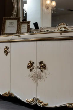 Casa Padrino Luxus Barock Sideboard Cremefarben / Weiß / Gold - Prunkvoller Massivholz Schrank mit 4 Türen und Schublade - Barock Möbel