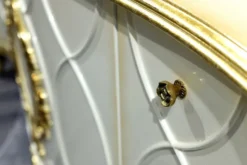 Casa Padrino Luxus Barock Sideboard Weiß / Antik Gold - Prunkvoller Massivholz Schrank mit 4 Türen und 2 Schubladen - Barock Möbel