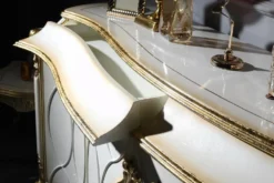 Casa Padrino Luxus Barock Sideboard Weiß / Antik Gold - Prunkvoller Massivholz Schrank mit 4 Türen und 2 Schubladen - Barock Möbel