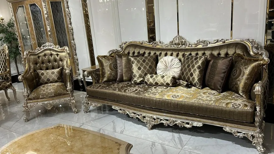 Casa Padrino Luxus Barock Sofa Gold / Silber - Prunkvolles Wohnzimmer Sofa mit dekorativen Kissen - Barock Wohnzimmer Möbel - Edel & Prunkvoll