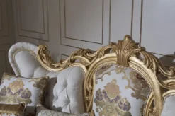 Casa Padrino Luxus Barock Sofa Weiß / Gold 248 x 108 x H. 122 cm - Wohnzimmer Sofa mit elegantem Muster und dekorativen Kissen - Prunkvolle Barock Möbel