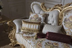 Casa Padrino Luxus Barock Sofa Weiß / Gold 248 x 108 x H. 122 cm - Wohnzimmer Sofa mit elegantem Muster und dekorativen Kissen - Prunkvolle Barock Möbel