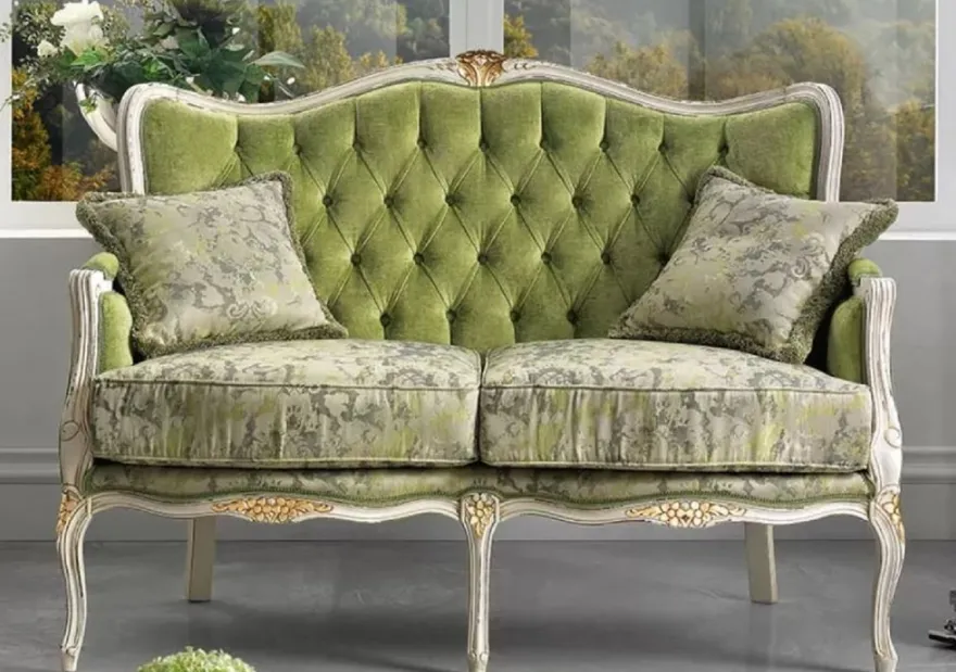 Casa Padrino Luxus Barock Sofa Grün / Weiß / Gold - Edles Wohnzimmer Sofa mit elegantem Muster und 2 dekorativen Kissen - Barock Möbel - Luxus Qualität - Made in Italy
