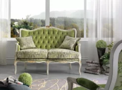 Casa Padrino Luxus Barock Sofa Grün / Weiß / Gold - Edles Wohnzimmer Sofa mit elegantem Muster und 2 dekorativen Kissen - Barock Möbel - Luxus Qualität - Made in Italy