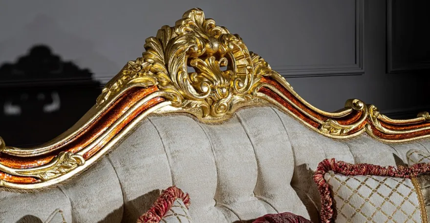 Casa Padrino Luxus Barock Sofa Grau / Rot / Gold 270 x 105 x H. 128 cm - Wohnzimmer Sofa mit dekorativen Kissen - Edel & Prunkvoll
