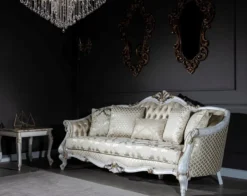 Casa Padrino Luxus Barock Sofa Gold / Antik Weiß / Gold 250 x 90 x H. 112 cm - Wohnzimmer Sofa mit elegantem Muster und dekorativen Kissen - Barock Wohnzimmer Möbel