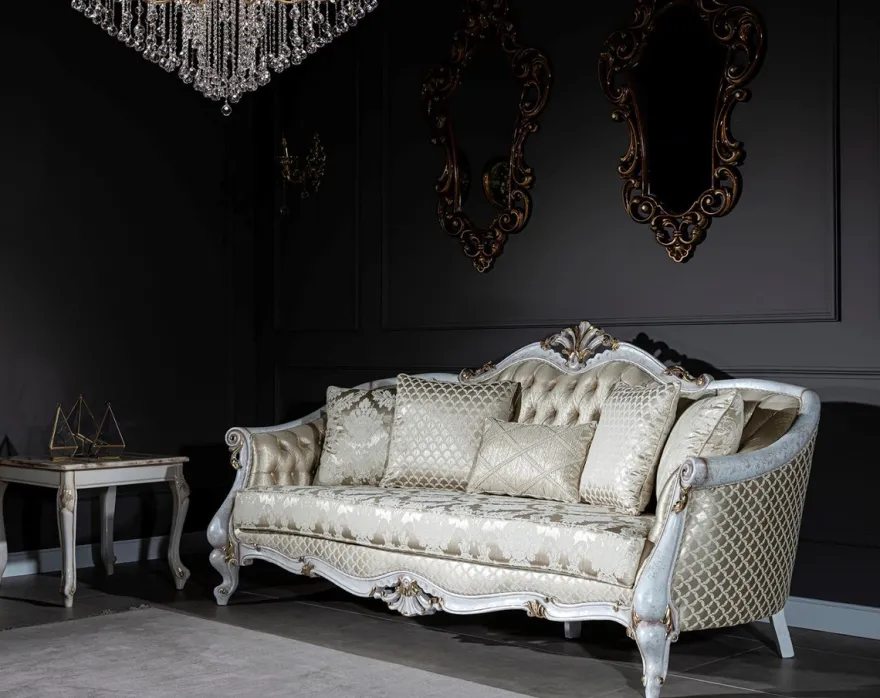 Casa Padrino Luxus Barock Sofa Gold / Antik Weiß / Gold 250 x 90 x H. 112 cm - Wohnzimmer Sofa mit elegantem Muster und dekorativen Kissen - Barock Wohnzimmer Möbel