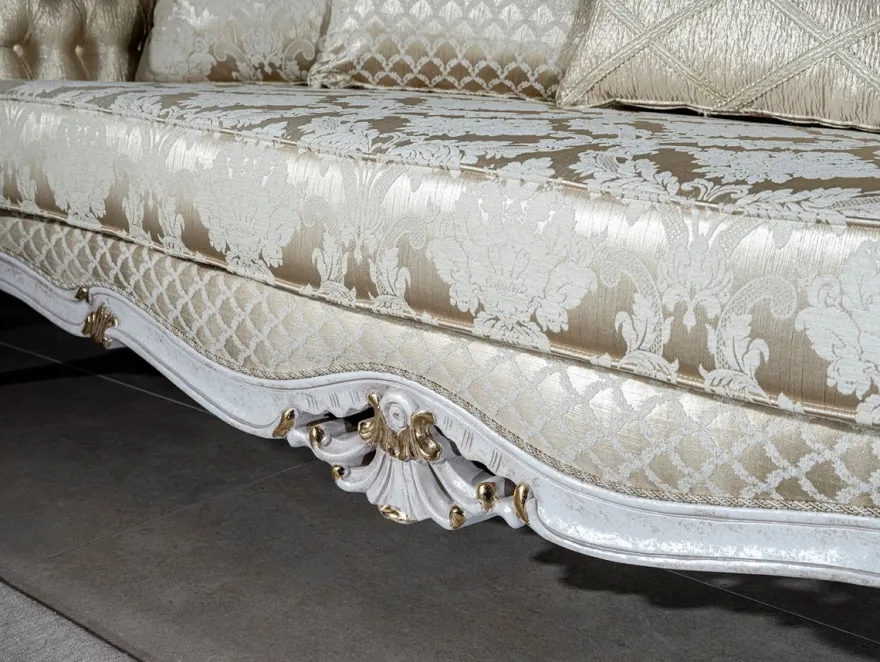 Casa Padrino Luxus Barock Sofa Gold / Antik Weiß / Gold 250 x 90 x H. 112 cm - Wohnzimmer Sofa mit elegantem Muster und dekorativen Kissen - Barock Wohnzimmer Möbel