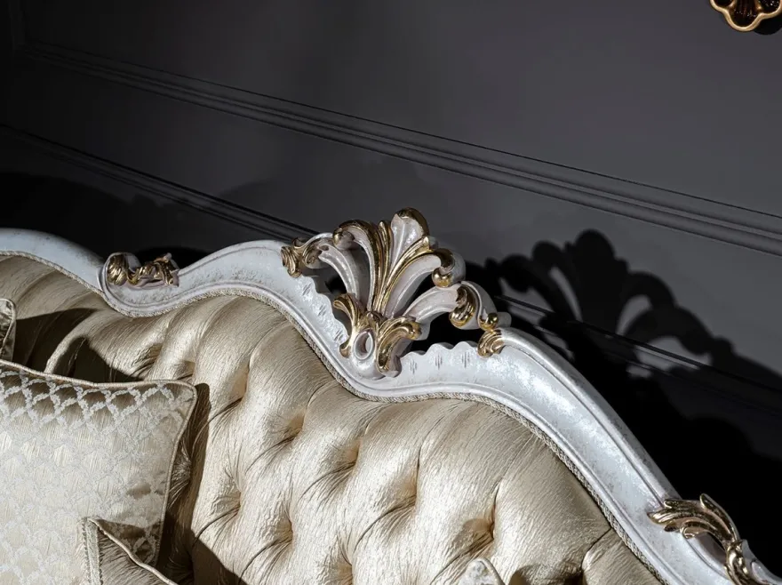 Casa Padrino Luxus Barock Sofa Gold / Antik Weiß / Gold 250 x 90 x H. 112 cm - Wohnzimmer Sofa mit elegantem Muster und dekorativen Kissen - Barock Wohnzimmer Möbel