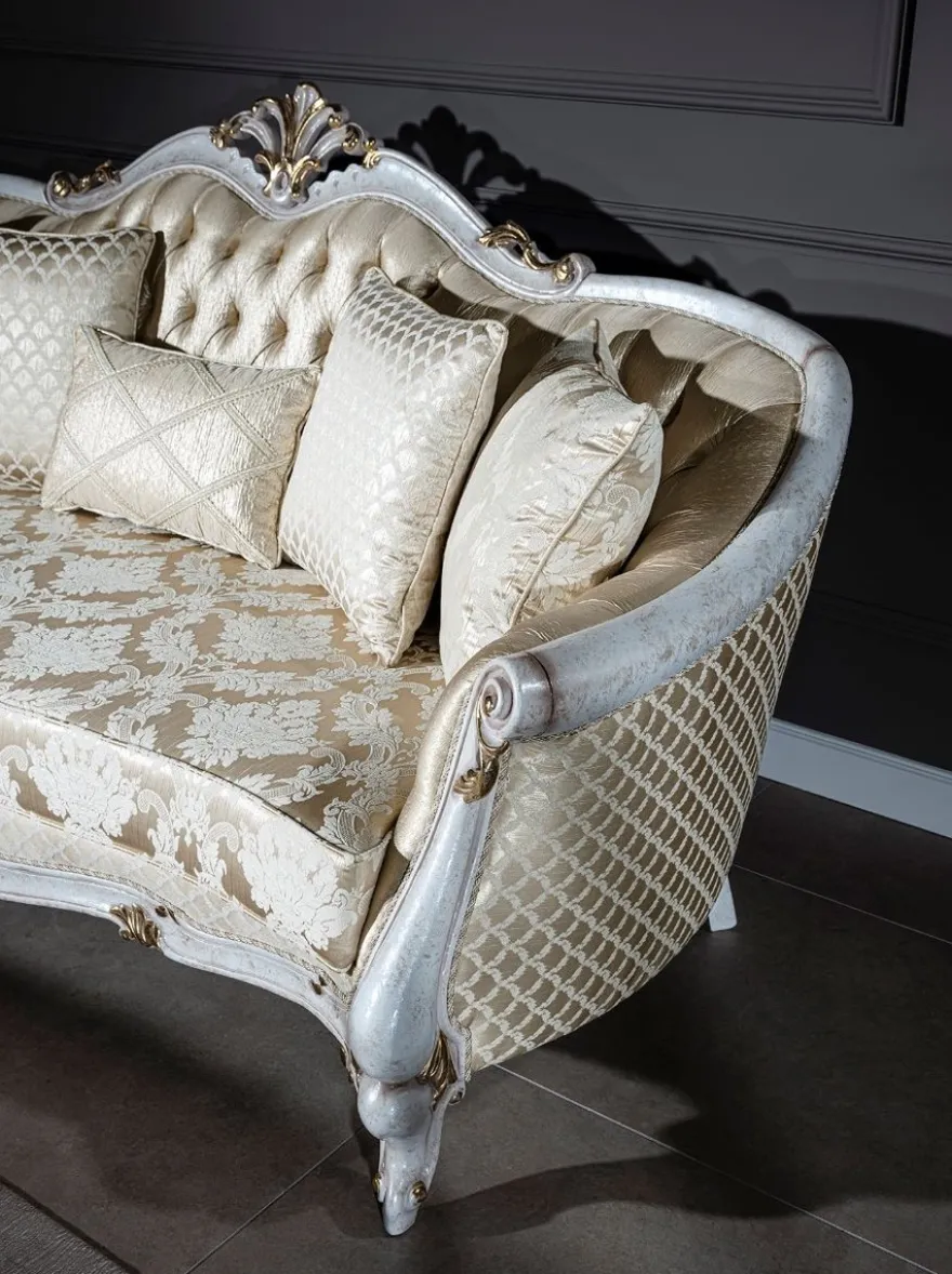 Casa Padrino Luxus Barock Sofa Gold / Antik Weiß / Gold 250 x 90 x H. 112 cm - Wohnzimmer Sofa mit elegantem Muster und dekorativen Kissen - Barock Wohnzimmer Möbel