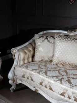 Casa Padrino Luxus Barock Sofa Gold / Antik Weiß / Gold 250 x 90 x H. 112 cm - Wohnzimmer Sofa mit elegantem Muster und dekorativen Kissen - Barock Wohnzimmer Möbel