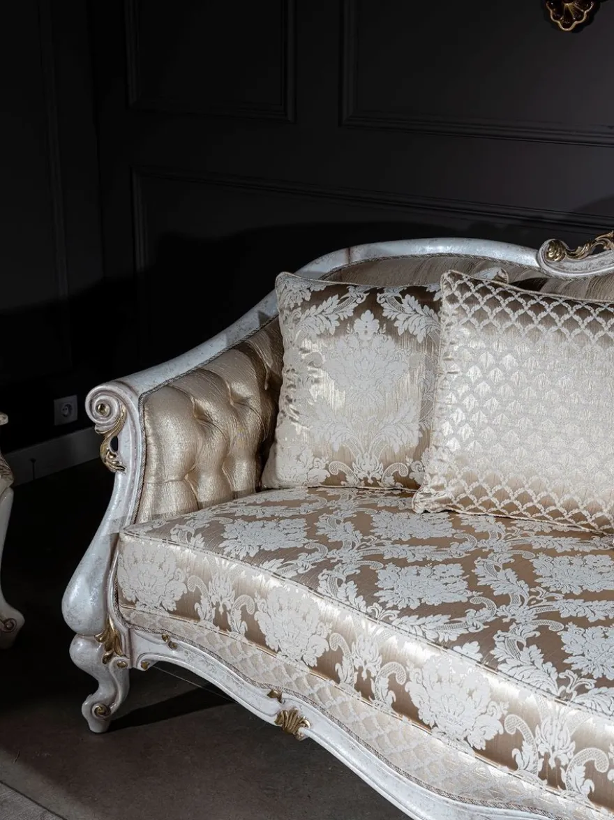 Casa Padrino Luxus Barock Sofa Gold / Antik Weiß / Gold 250 x 90 x H. 112 cm - Wohnzimmer Sofa mit elegantem Muster und dekorativen Kissen - Barock Wohnzimmer Möbel