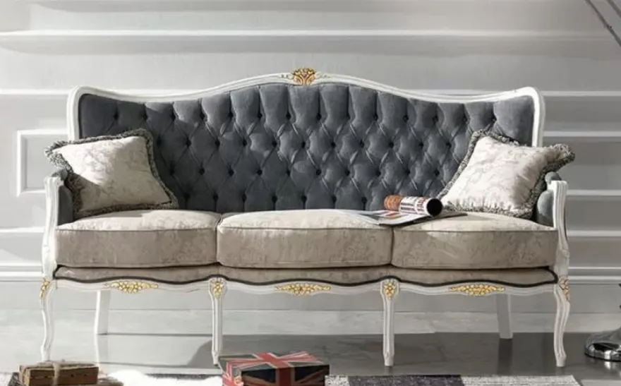 Casa Padrino Luxus Barock Sofa Grau / Hellgrau / Weiß / Gold - Edles Wohnzimmer Sofa mit elegantem Muster und 2 dekorativen Kissen - Barock Möbel - Luxus Qualität - Made in Italy