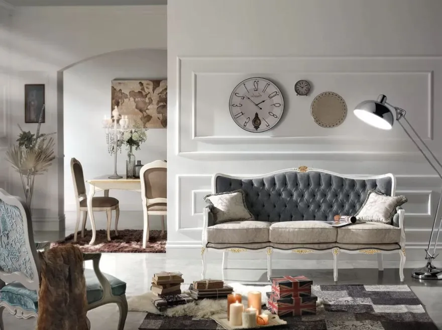 Casa Padrino Luxus Barock Sofa Grau / Hellgrau / Weiß / Gold - Edles Wohnzimmer Sofa mit elegantem Muster und 2 dekorativen Kissen - Barock Möbel - Luxus Qualität - Made in Italy