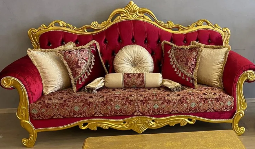 Casa Padrino Luxus Barock Sofa Bordeauxrot / Mehrfarbig / Gold - Prunkvolles Wohnzimmer Sofa mit elegantem Muster und Glitzersteinen - Wohnzimmer Möbel - Barock Möbel - Edel & Prunkvoll