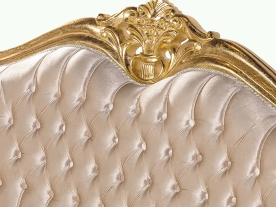 Casa Padrino Luxus Barock Sofa Beige / Gold - Prunkvolles Wohnzimmer Sofa mit Muster - Barock Wohnzimmer Möbel - Edel & Prunkvoll
