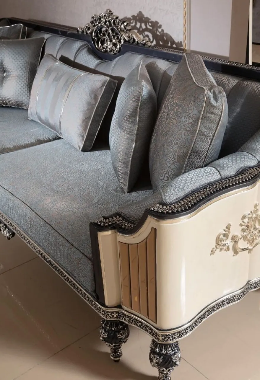 Casa Padrino Luxus Barock Sofa Hellblau / Beige / Schwarz / Gold - Prunkvolles Wohnzimmer Sofa mit elegantem Muster - Barock Wohnzimmer & Hotel Möbel - Edel & Prunkvoll