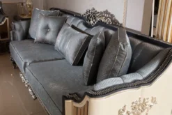 Casa Padrino Luxus Barock Sofa Hellblau / Beige / Schwarz / Gold - Prunkvolles Wohnzimmer Sofa mit elegantem Muster - Barock Wohnzimmer & Hotel Möbel - Edel & Prunkvoll