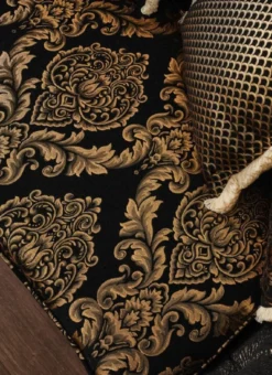 Casa Padrino Luxus Barock Sofa Schwarz / Gold 230 x 80 x H. 126 cm - Prunkvolles Wohnzimmer Sofa mit elegantem Muster und dekorativen Kissen - Barock Wohnzimmer Möbel
