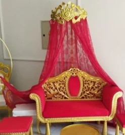 Casa Padrino Luxus Barock Sofa Rot / Gold - Handgefertigtes Massivholz Wohnzimmer Sofa mit edlem Samtstoff und Baldachin - Barock Möbel - Edel & Prunkvoll