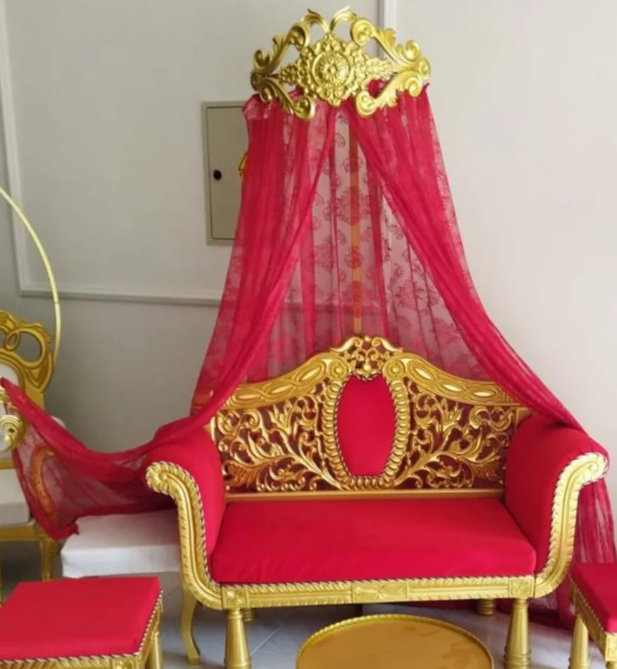 Casa Padrino Luxus Barock Sofa Rot / Gold - Handgefertigtes Massivholz Wohnzimmer Sofa mit edlem Samtstoff und Baldachin - Barock Möbel - Edel & Prunkvoll